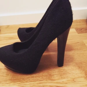 - Svarta pumps ifrån märket Sugarfree shoes. Använda ca 3 gånger och är i jättebra skick. Passar till alla slags outfits och är ett måste i ens garderob. Klacken är 15 cm med inbyggd platå i fram. Väldigt stabila och sköna att gå i. Storleken är 38 men 37or kan ha dessa med, säljes på grund av rensning. Finns i Uppsala men kan frakta med.