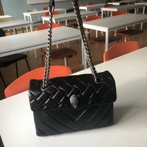 Kurt Geiger väska - Säljer nu min fina svarta kurt geiger väska! Väldigt populär och stilren som matchar till allt! Köptes för ca 2 månader sedan så endast använd ett fåtal gånger. Nypris 2400!💖✨ kan frakta eller mötas upp i stockholm