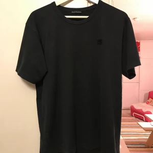 Acne T-shirt - Nypris 1000kr