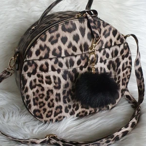 Ny Primark väska❤ - Ny Primark väska.  Inte sliten. Köpte in London.  Fantastisk att kombinera. För höst perfekt.👌