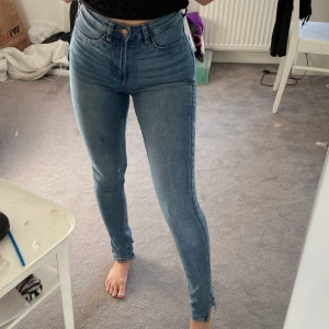 Skitsnygga Jeans med slits!  - Formar kroppen jättefint, egengjord slits! Jag är ca 154 cm