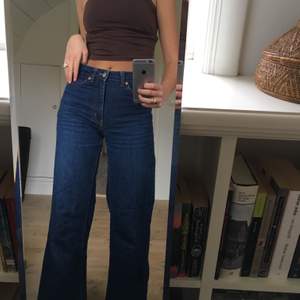 Skitsnygga monki jeans i modellen yoko, sotter som en smäck runt midja (midwaist), lår och ben men är tyvärr för korta för mig i benen, går ner över anklarna på mig som är 169:(( har älskat de här och använt sparsamt:)