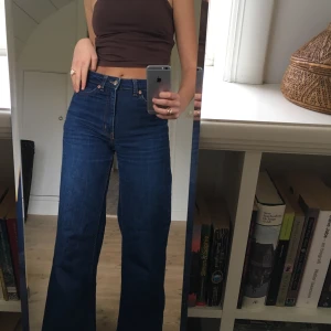 Monki jeans - Skitsnygga monki jeans i modellen yoko, sotter som en smäck runt midja (midwaist), lår och ben men är tyvärr för korta för mig i benen, går ner över anklarna på mig som är 169:(( har älskat de här och använt sparsamt:)