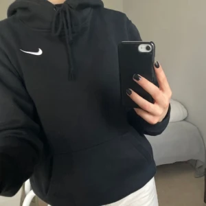 Nike hoodie  - [ lägger ut igen eftersom det verkar som min andra annons togs bort, men de som budade innan är fortfarande med i budgivningen ]                          Säljer min svarta Nike hoodie vid ett bra pris, använd ett tiotal gånger, då den tyvärr inte kommer så mycket till användning längre. Vid flera intresserade sker budgivning, köparen står för frakten 🥰  Högsta bud: 500kr+frakt