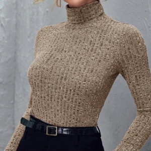 Beige polotröja  - En helt ny beige/khaki polotröja som är aningen croppad. Säljes pga jag köpt fel storlek. Fraktar. Köparen står för frakten. 