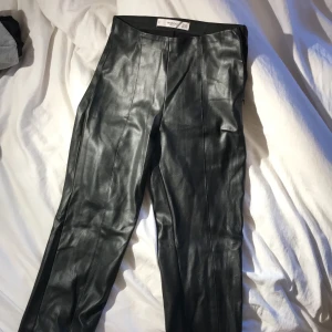 Skinnbyxor mango - För små skinnbyxor kan därmed ej visa på med dragkedja nertill anklarna samt vid stängning på höften, använda fåtal gånger 