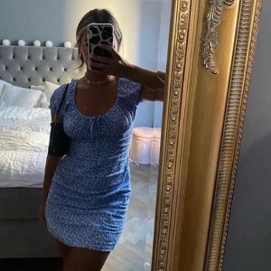 Sommarklänning - Den finaste blåa klänningen! Köpt av en sellout men var tyvärr för liten. Lånad bild💙