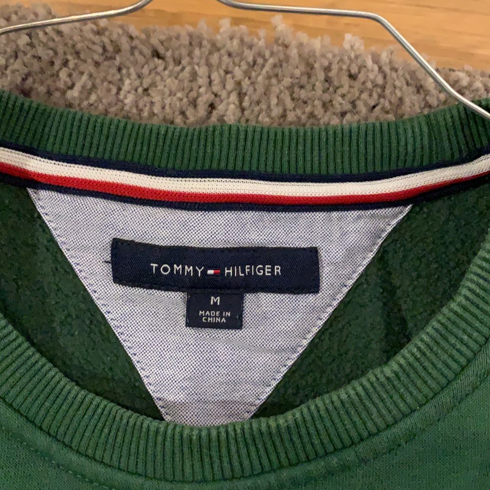 Tommy hilfiger tröja i storlek M bra skick köpt i USA . Tröjor & Koftor.