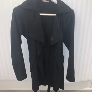 Bik Bok kappa st Xs - säljer min superfina kappa från bik bok i storlek xs, är 170 och den går precis över rumpan, jätte fint skick!