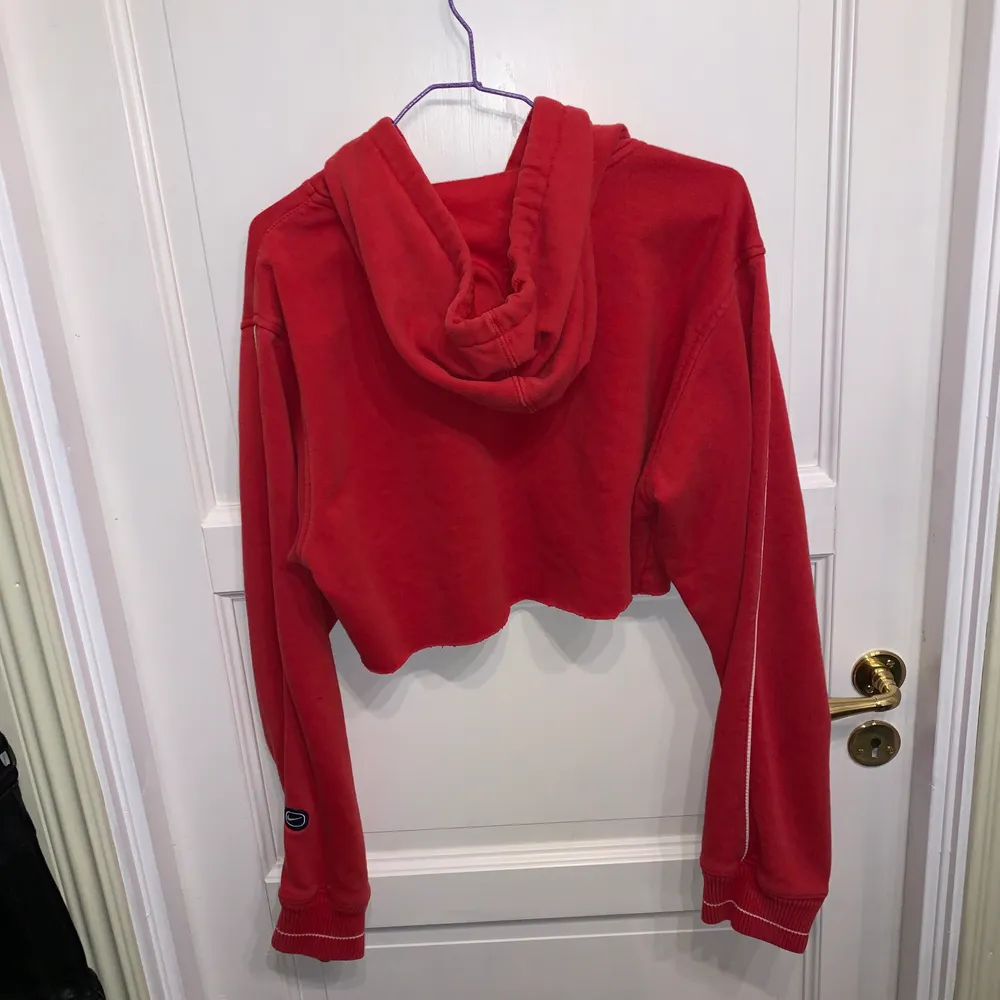 Röd vintage hoodie som är avklippt, köpt på secondhand. Jättefin, inga brister bara fint vintage skick:). Hoodies.