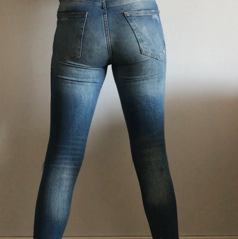 Supercoolajeans från zara storlek 34 passar mig med 36! . Jeans & Byxor.