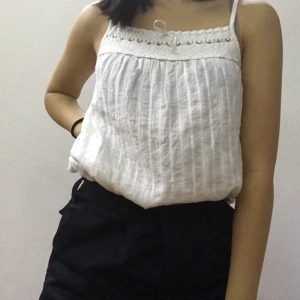 Gulligt vitt linne - Ett gulligt vitt linne med otroligt fina detaljer över bröstet. Går att justera axelbanden därför kan storleken varierar från xs till m. Knappt använd. Pris kan diskuteras och skriv gärna vid frågor eller önskemål om fler bilder. Kläderna tvättas och strykes precis innan utskick om så önskas. (Ifall det blir pengar över från frakten betalas det tillbaka)❤️