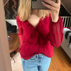 Röd blus! - Jättefin röd tröja från Nelly.com! Älskar färgen och hur den sitter men säljer den för att den tyvärr inte kommer till användning💗 Köpare stör för frakten! 