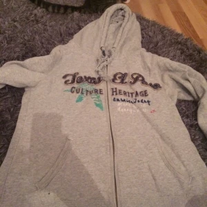  - Hoodie från London, knappt använd, storlek m :)