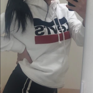 Levis tröja - Säljer min Levis tröja då jag aldrig använder den. Ser ut som ny och är i storlek XXS men passar även till XS som jag har. Nypris:1000💖