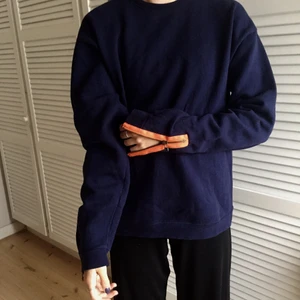 Marinblå tröja  - Cool mörkblå hoddy med orangedragkedjor på ärmarna. Köpt på Beyond Retro i storlek S. Skriv till mig om du är intresserad eller om du har några frågor👚Fraktkostnad tillkommer! 