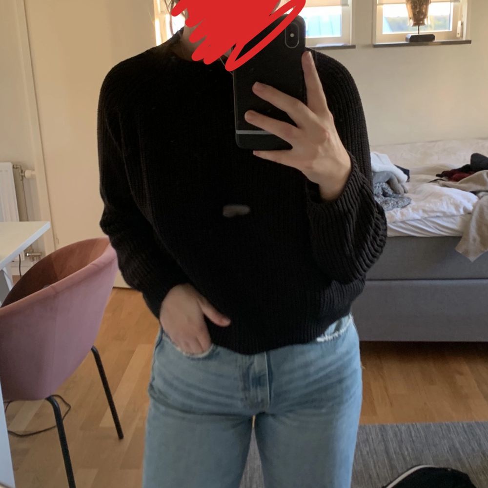 En stickad tröja från mango som nu har blivit något liten för mig. Det är storlek S men passar även xs skulle jag säga. Den är använd och har en lite urtvättad svart färg men annars är det inget fel på den. Priset är på 60kr exklusive frakt.. Stickat.