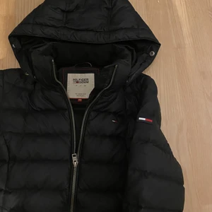 Tommy Hilfiger Vinterjacka  - Tommy Hilfiger vinterjacka svart storlek XS ▪️ Mycket bra skick ▪️ Nypris 2195kr ▪️Följer med tillkommande päls för luva ▪️ priset inkluderar frakten 