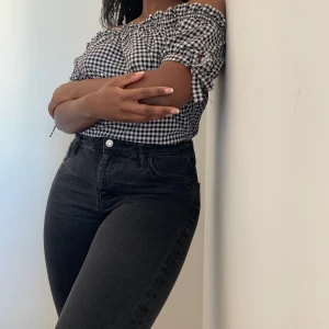 Topp - Off-shoulder topp. Rak i modellen men även snyggt att ha instoppad som på bilden. Passar S men även M då det är elastisk band i axlarna. 