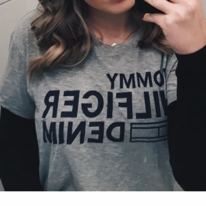 Tommy hilfiger tröja - Säljer en grå hilfiger tröja i storlek S för 80kr