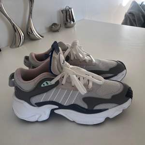 Snygga adidas sneakers som passar till allt! I strl 38 & 2/3 och har bara använts 2 ggr så basically helt nya! Möts upp i sthlm annars är frakt 63 kr och spårbart🧡