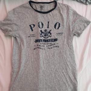 En vanlig t-shirt polo Ralph lauren grå strl m använd fåtal gånger 