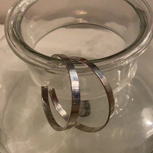 Örhänge •stora• - Två par örhänge.