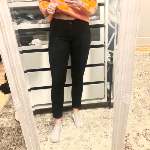 Levis jeans - Tajta jeans från levis. Har klippt upp benen en bit. Storlek: 26/30 från början men något kortare nu. Jag är 168. Köparen står för frakt. 