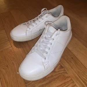 Snygga sneakers - Supersköna vita enkla sneakers från NA-KD! Väldigt fint skick och dem har inga hål/skador. Perfekta vardagsskor eller ”slit-och-släng-skor”. Jättenajs om man vill ha ett par billiga skor som man inte riktigt behöver ta hand om! 🌜 skriv privat för fler bilder eller om ni har frågor!