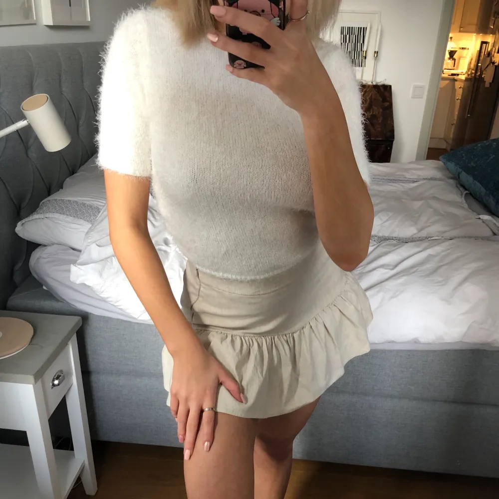 Beige kjol som jag köpte förra sommaren från Zara. Den har inbyggda shorts! Jag är 162 cm och kjolen är i storlek S❤️. Kjolar.