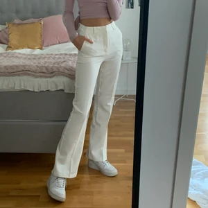 Vita byxor i storlek 34 - Nästan helt oanvända byxor från bikbok i storlek 34. Jag är ungefär 170 cm lång och säljer dom pga att jag tycker dom är lite korta. (Köparen står för frakt)