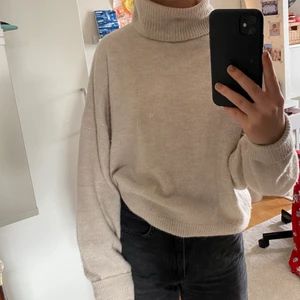 Stickad tröja  - Säljer denna superfina gosiga stickade tröja. Använd ett fåtal gånger och är i väldigt bra skick. Vid många intresserade blir det budgivning. Köparen står för frakt 💓 HÖGSTA BUD 150kr ✨✨