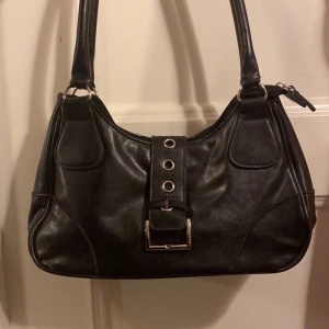 Svart handväska - Jätte snygg svart väska,aldrig använd,i nyskick💕Om fler är intresserade buda i kommentarerna ,köp direkt för 500