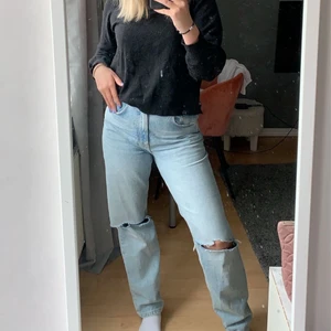 Slitna jeans - Säljer dessa superfina jeans ifrån Gina Tricot, gjort hålen själv men de ser jättebra ut! I fint skick men använda ett par gånger. Ifall fler är intresserade så är det den med högst bud som jag säljer den till! Köparen står för frakten ❤️
