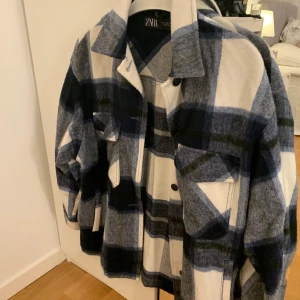 Rutig jacka - Säljer min rutiga jacka ifrån Zara då den inte kommer till användning längre. Köparen står för frakten.