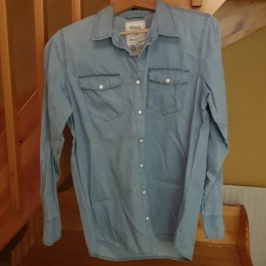Jeansskjorta från bikbok - En jeansskjorta från bikbok i fint skick. Använd 1 gång. Strl L