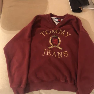 Tommy jeans sweatshirt  - Använd av min pappa när han var mindre. Tre skador som lätt går att laga därför lågt pris väldigt bra kvalitet💕 vid många intresserade blir d budgivning 💕❤️