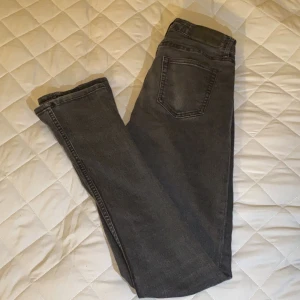 Cheap monday jeans - ”Free Black Pit” 27/32 nästintill oanvända