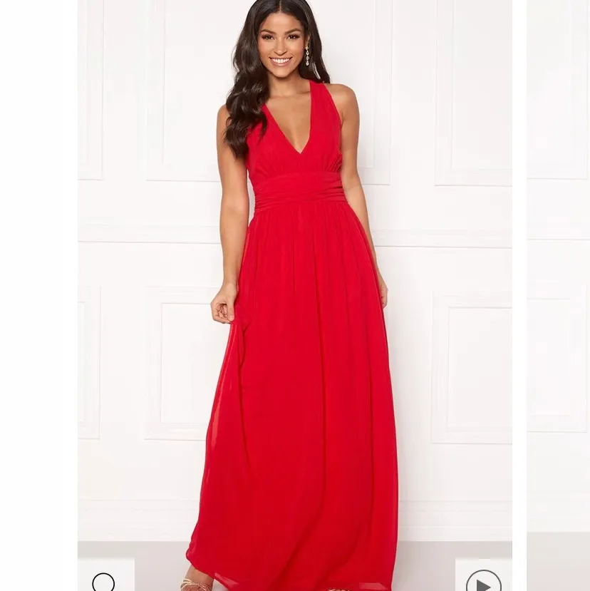 En fin röd balklänning ifrån bubbelroom, använd en gång. Uppsydd så passar någon som är 1,60 eller kortare. Ordinariepris 699kr säljs för 300kr + frakt. Klänningar.