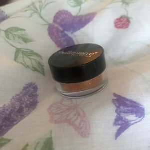 Bellapierre cosmetic glitter - Kosmetiskt glitter i färgen 012 copper som går att använda vart man vill. Texten har skrapats bort lite på locket för den legat i påsen med allt annat smink jag säljer, men den e helt oanvänd. 30 kr + frakt 11 kr