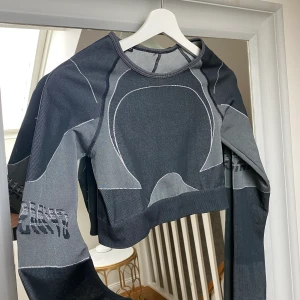 Gymshark techno  - Säljer denna slutsålda gymshark techno crop top i stl S. Lika snygg till vardags som på gymmet! Helt ny men har tyvärr inte lamporna kvar, kan bjuda på frakten vid smidig affär!❤️