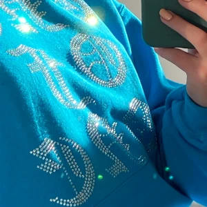 Hoodie - En supersnygg one of one hoodie. Köpt för 1000kr och säljer för 800kr. Pris går att diskutera. Skriv för fler bilder!