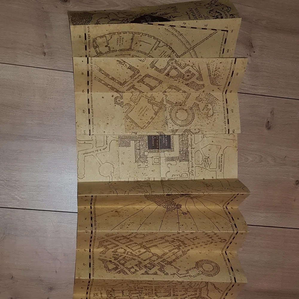 The Marauders Map från Harry Potter, köptes för några år sedan för 500 spänn men är i väldigt fint skick. Bara stått som en prydnad. Säljer för 200 + 63kr för Postnords spårbara frakt vilket jag tycker är säkrast. . Övrigt.