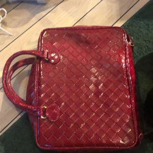 Datorväska i rött läder - Aldrig använd sjukt snygg datorväska, kan även användas till annat om man vill! 