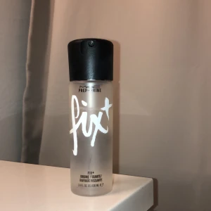 Mac prep+prime fix+ - En fuktigivande ansiktsspray och primer från MAC, har använt den litegrann men mest bara för att prova som ni kan se. Så fortfarande väldigt mycket kvar i flaskan. Köparen står för eventuell fraktkostnad 💕