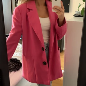 Kappa - Sjukt snygg och cool kappa/blazer från asos. Aldrig använd med lapp kvar. Tjock i materialet. Strl 36 men i oversized modell så passar nog de flesta strl beroende på hur man vill att den sitter. Jag är 170😊