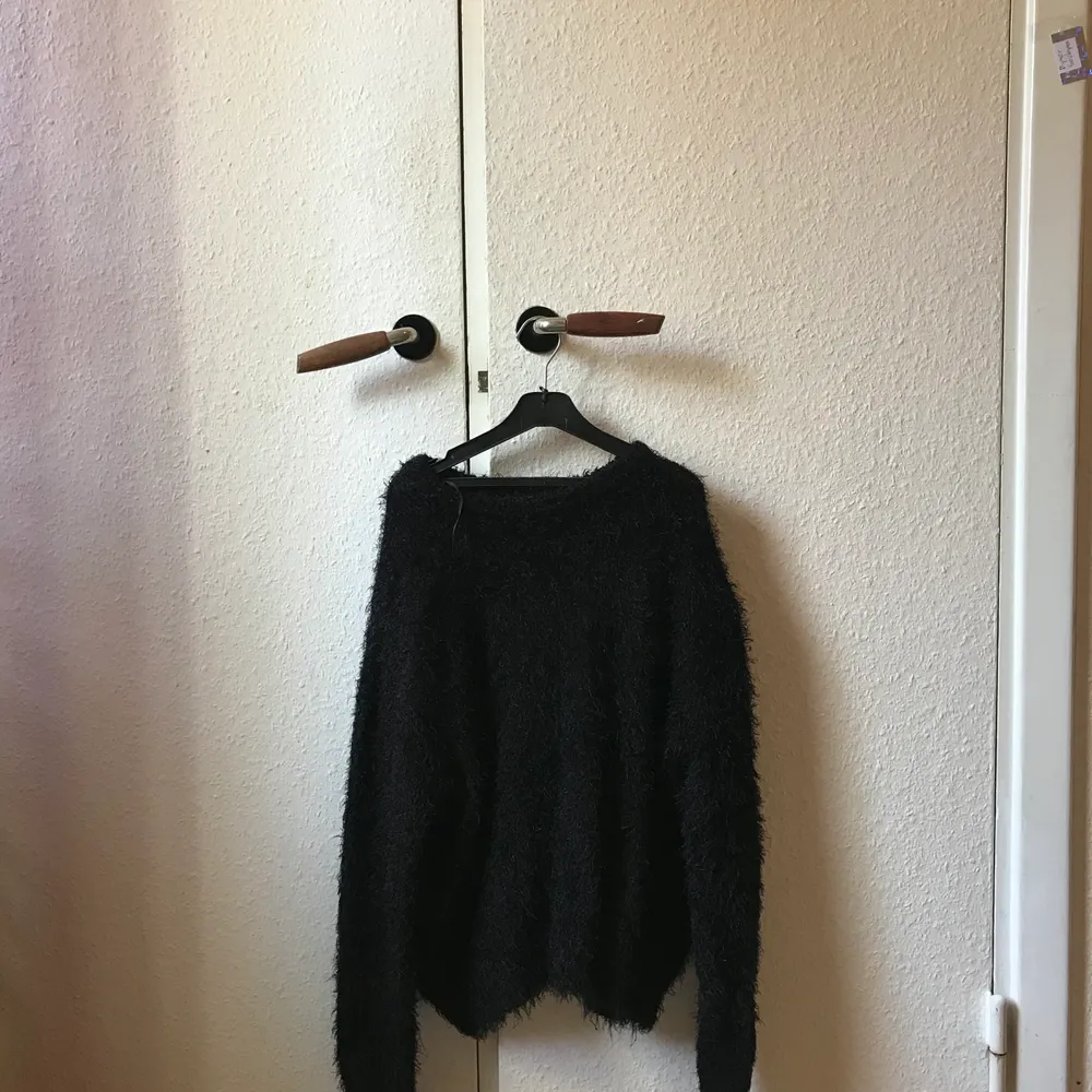 Säljer min svarta fluffiga tröja. Swipe för en bild där man ser materialet bättre. :) den är så skön att ha på sig men är inte riktigt min stil längre, slutsåld. Tröjor & Koftor.
