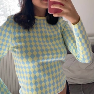 Trendig topp från Zara - Jättenajs tröja från Zara med riktigt coolt mönster! Storlek S. Använd 1 gång så riktigt bra skick! 