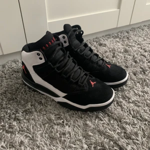 Jordans strl 38.5 - Jordans. Storlek 38.5, lite tajta då de knappt är använda. 🥰