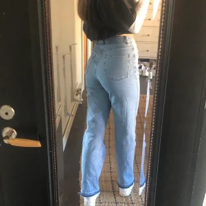 90 - tals jeans från nakd - Lägger ut igen pga oseriös köpare, superfina ljusblåa raka jeans från nakd som är slutsålda på hemsidan. De är i bra skick. Spårbar frakt tillkommer på 63kr